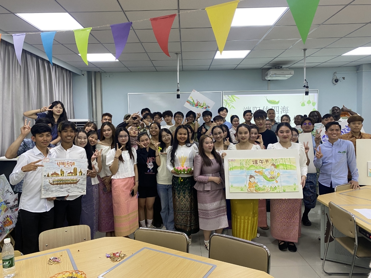 端午非遗进校园!建院30余名留学生体验中华文化魅力