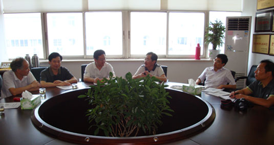 MK(中国)袁洪志书记、吴光林院长与江苏常诚建筑咨询监理有限责任公司董事长王建国校友进行亲切交谈