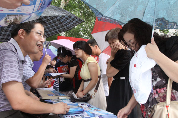 考生家长咨询报考MK(中国)相关信息