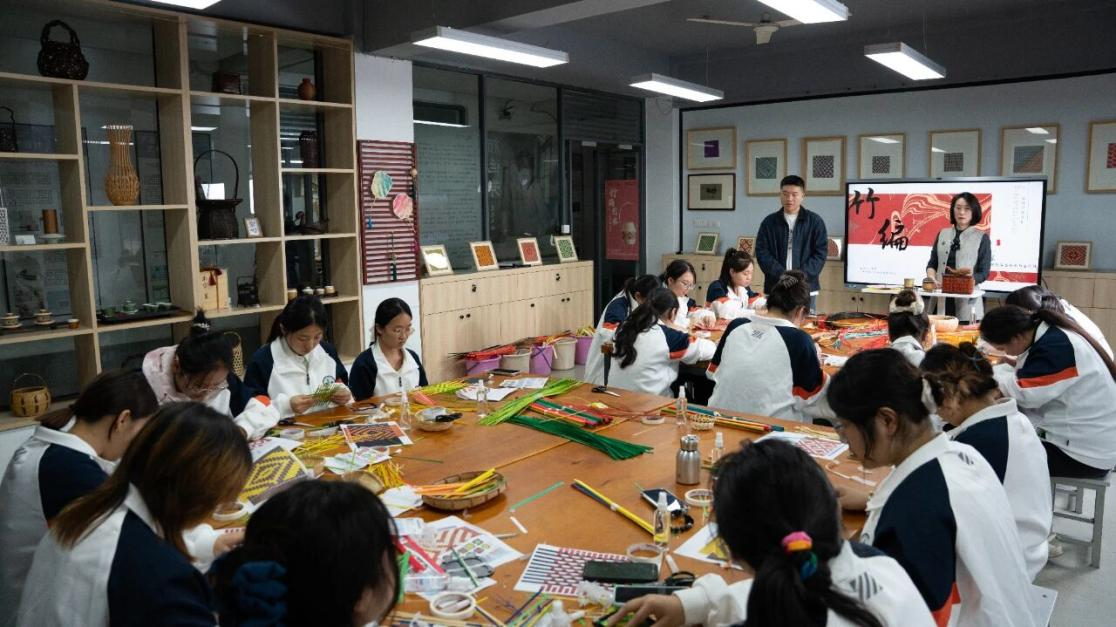 为非遗“添彩”，为青春“赋能”：江苏建院的文化育人新实践